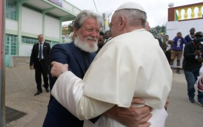 Papa Francisco y padre Pedro en Akamasoa